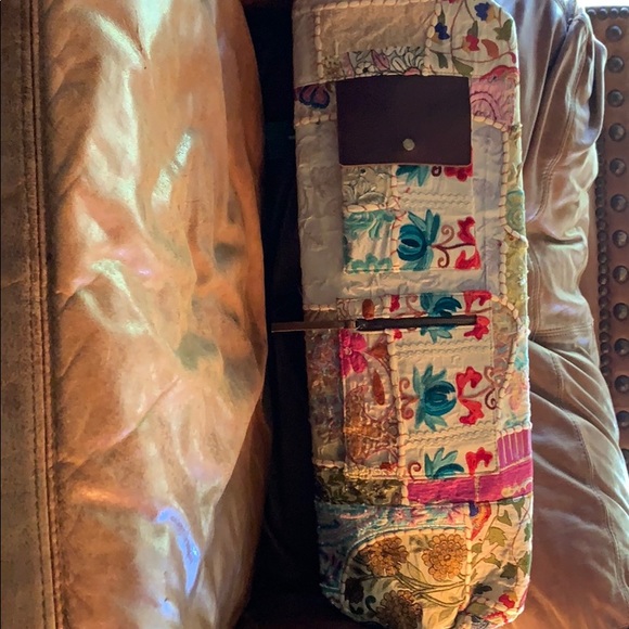 Vintage Addiction Embroidered cream yoga bag. - Picture 2 of 3